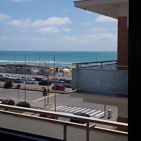 Sea View Apartment ลิโด ดิ ออสเตีย ภายนอก รูปภาพ