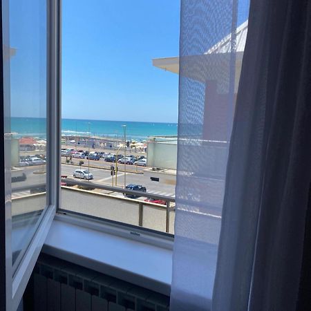 Sea View Apartment ลิโด ดิ ออสเตีย ภายนอก รูปภาพ
