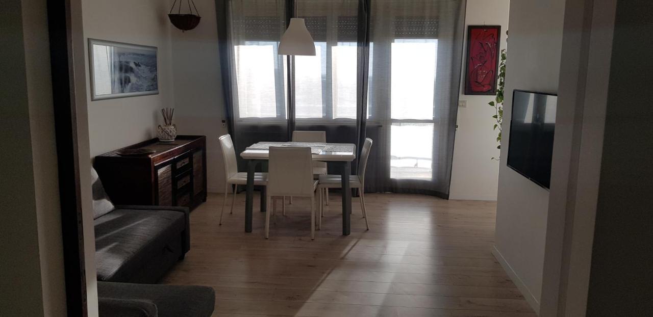 Sea View Apartment ลิโด ดิ ออสเตีย ภายนอก รูปภาพ
