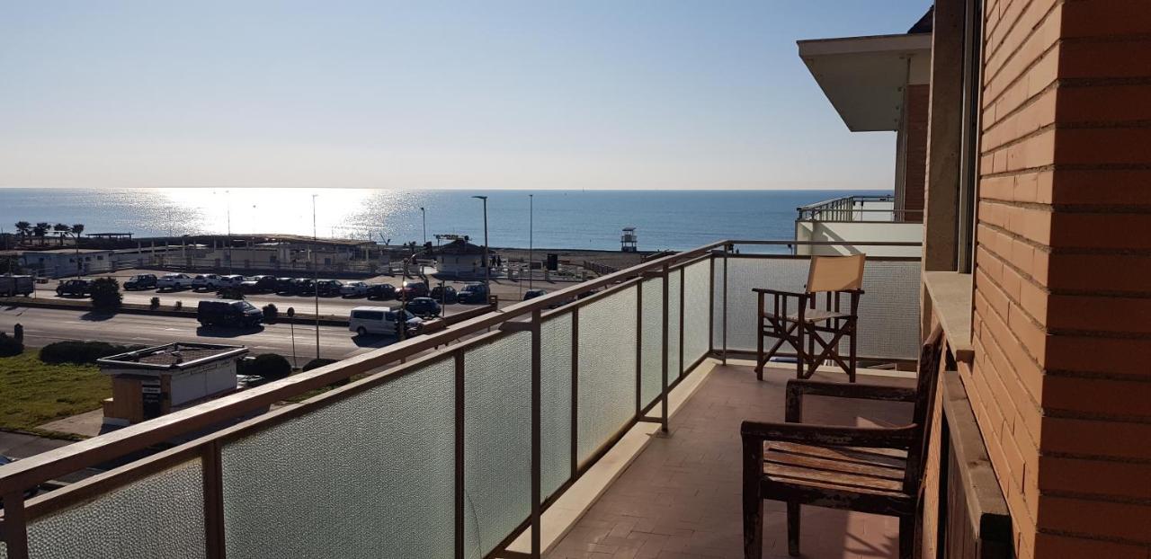 Sea View Apartment ลิโด ดิ ออสเตีย ภายนอก รูปภาพ