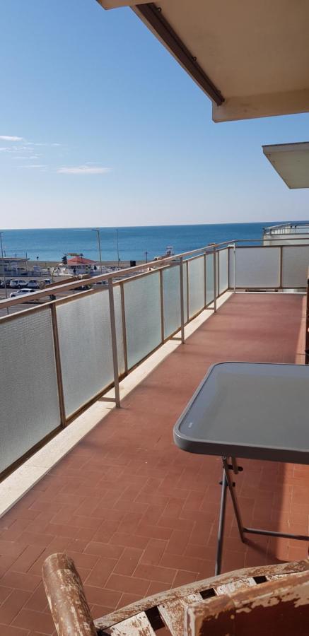 Sea View Apartment ลิโด ดิ ออสเตีย ภายนอก รูปภาพ
