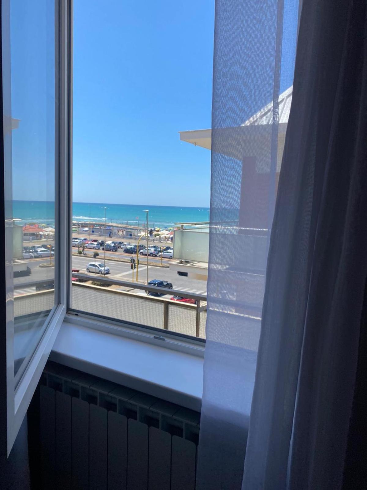 Sea View Apartment ลิโด ดิ ออสเตีย ภายนอก รูปภาพ
