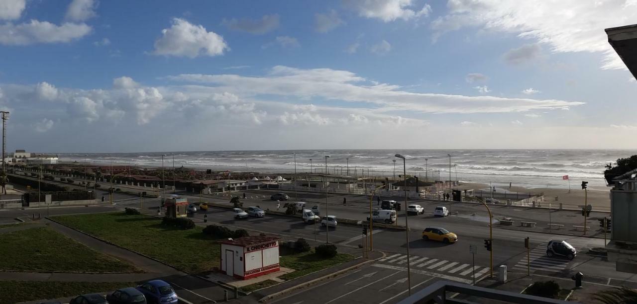 Sea View Apartment ลิโด ดิ ออสเตีย ภายนอก รูปภาพ