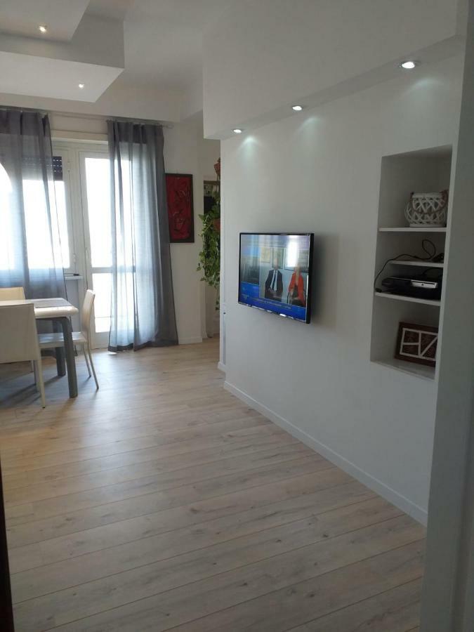 Sea View Apartment ลิโด ดิ ออสเตีย ภายนอก รูปภาพ