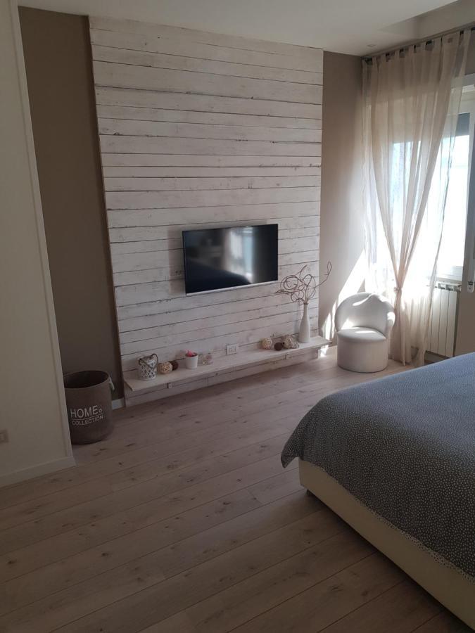 Sea View Apartment ลิโด ดิ ออสเตีย ภายนอก รูปภาพ